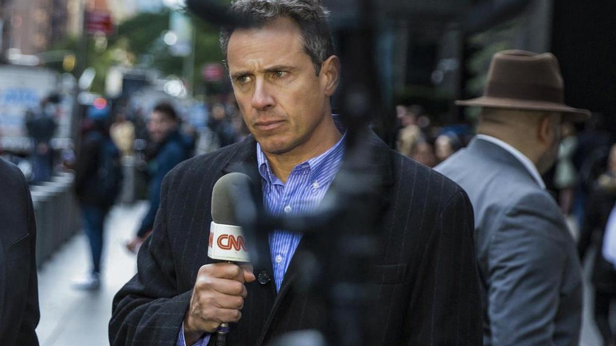 Chris Cuomo durante un informe frente al edificio Time Warner, donde el personal de la policía de Nueva York retiró un artefacto explosivo el miércoles 24 de octubre de 2018 en Nueva York.Foto AP / Kevin Hagen, archivo