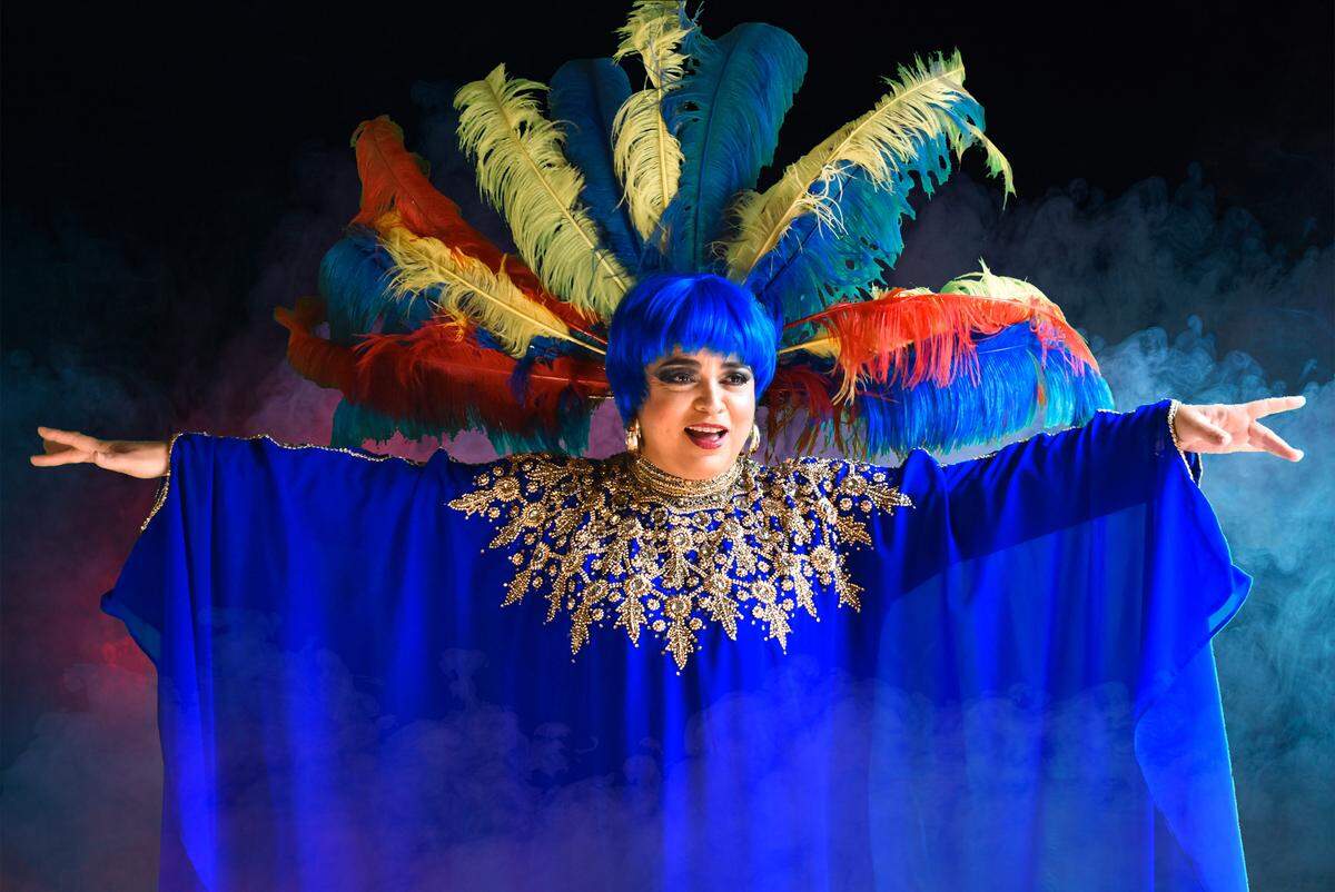 La actriz Ivanesa Cabrera caracterizada como Celia Cruz.