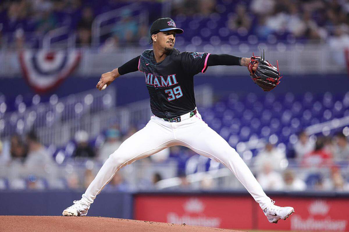 El abridor de los Marlins Eury Pérez lanza en el primer inning contra los Rockies de Colorado, en el partido celebrado el 28 de marzo de 2026 en Miami.