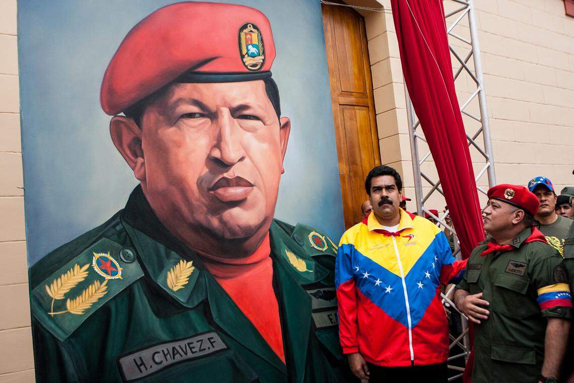 Los entonces vicepresidente de Venezuela, Nicolás Maduro y el presidente del Congreso Nacional venezolano, Diosdado Cabello, desvelan una pintura del presidente de Venezuela, Hugo Chávez, el lunes 4 de febrero del 2013, en Caracas. Según recientes revelaciones, Chávez pudo haber muerto semanas antes de esa ceremonia.
