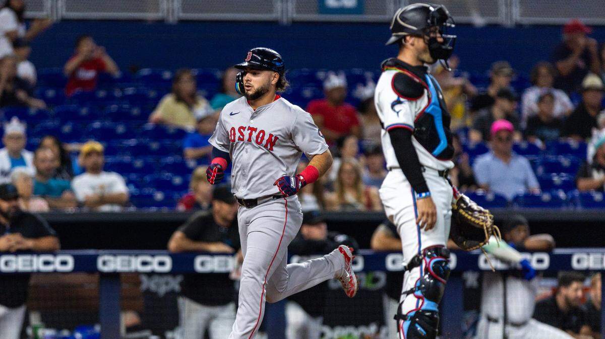 El jardinero derecho de los Medias Rojas de Boston Wilyer Abreu anota en el primer inning del partido ante los Marlins, celebrado el 2 de julio de 2024 en Miami.