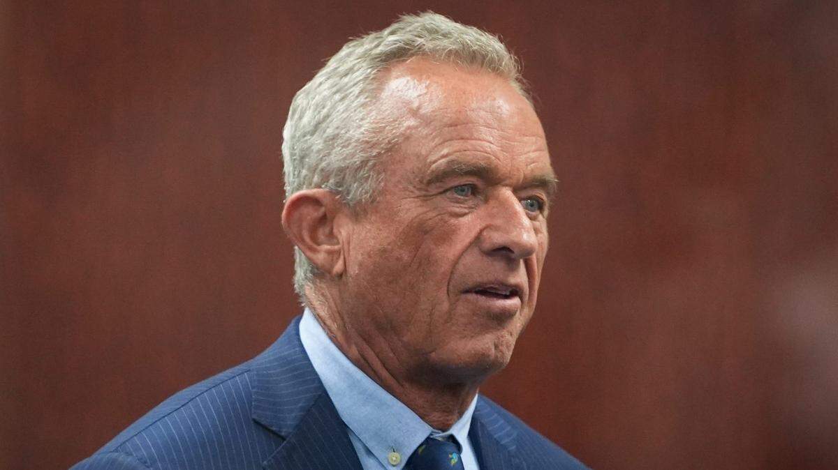 Robert F. Kennedy Jr., la elección del presidente electo Donald Trump para liderar el Departamento de Salud y Servicios Humanos (HHS), llega para reunirse con el senador Ron Johnson (R-WI) el lunes 16 de diciembre de 2024 en el Capitolio, en Washington.