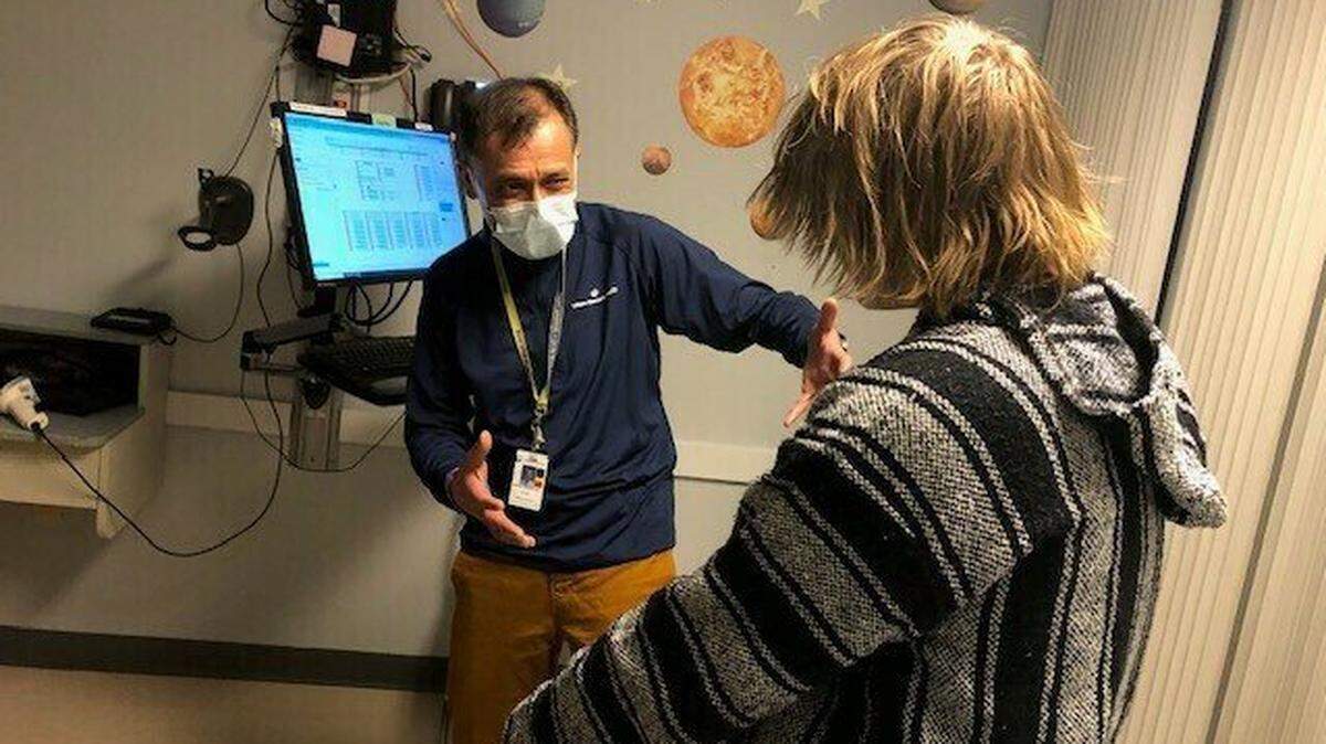 Como parte de su práctica pediátrica, Safdar Medina trata el trastorno por consumo de opioides. Durante una cita reciente en una clínica en Uxbridge, Massachusetts, Medina cambió la receta de buprenorfina de un paciente adolescente a una forma inyectable y le preguntó sobre su escuela y su vida social.
