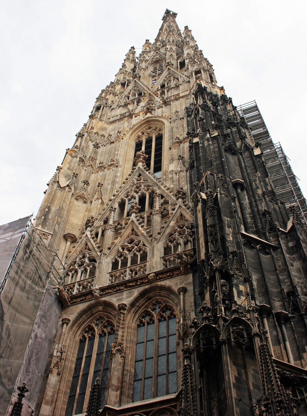 Una de las fachadas de la Catedral de San Esteban.