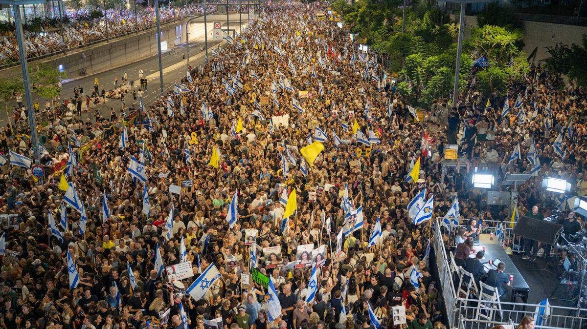 Miles de personas salen a protestar por el retorno de los rehenes capturados por el grupo islamista Hamás, el domingo 1 de septiembre de 2024, en Tel Aviv, Israel.