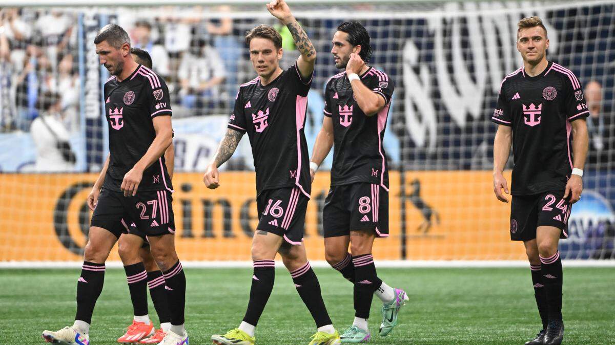Robert Taylor (16) y Leo Campana (8), autores de los goles del Inter Miami, celebran después de marcar contra Vancouver Whitecaps, este sábado 25 de mayo de 2024, en el BC Place. en Vancouver.