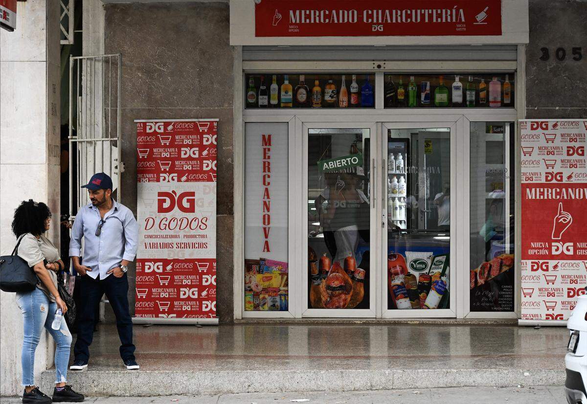 Expertos señalan que las leyes cambiantes cubanas son un obstáculo para hacer negocios e invertir en la isla. Un grupo de personas espera en línea frente a una tienda en La Habana el 16 de marzo de 2026.