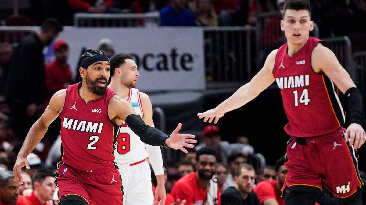 Gabe Vincent (izq.) celebra con Tyler Herro después de una jugada en el partido contra los Bulls, celebrado el 2 de abril de 2022 een Chicago.