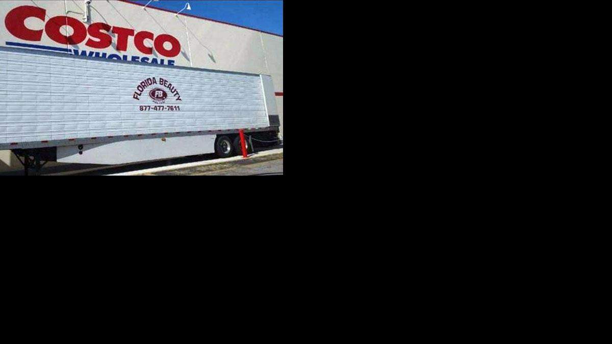 Las rastras cargaban árboles de Navidad valorados en $18,000.