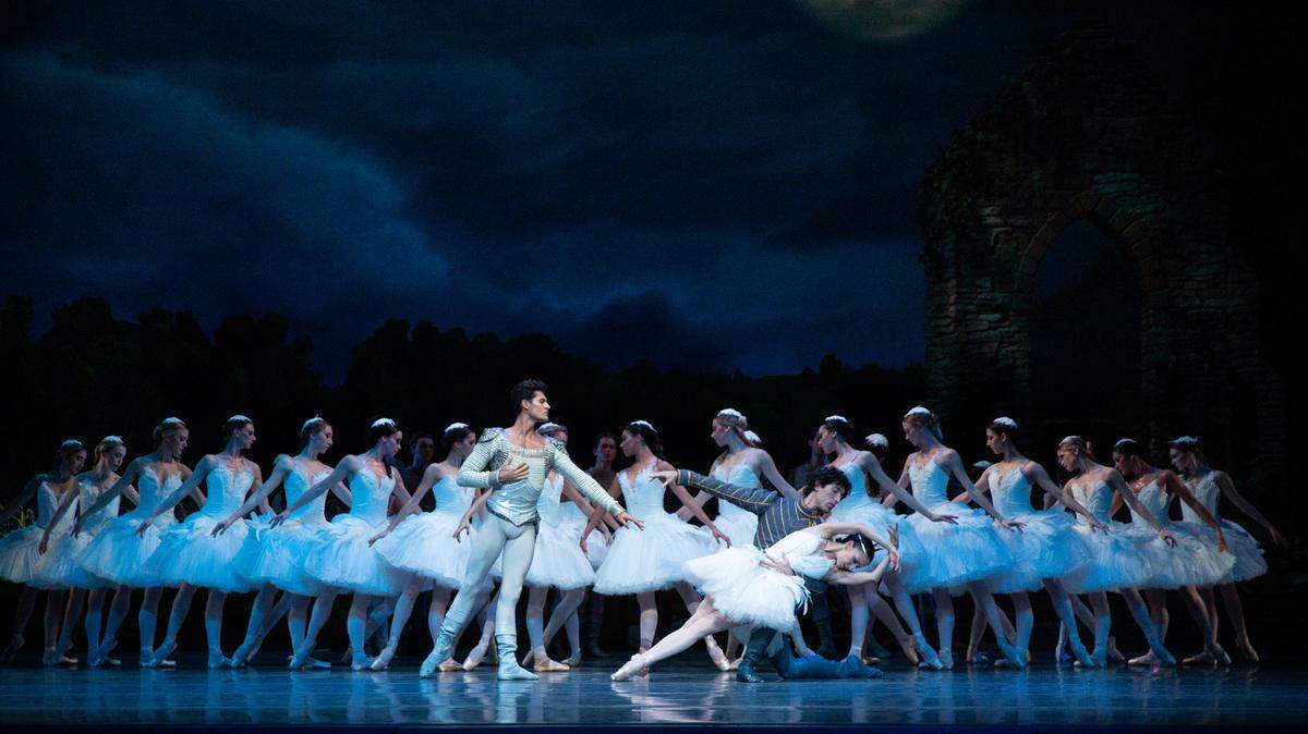 Renán Cerdeiro (Sigfrido), Katia Carranza (Odette) y Damián Zamorano (Benno) en “El Lago de los Cisnes” de Alexei Ratmansky, estreno en Norteamérica a cargo de Miami City Ballet. 