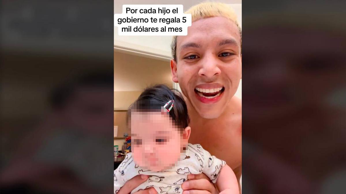 Leonardo Moreno mostrando a su hija en uno de sus videos en TikTok