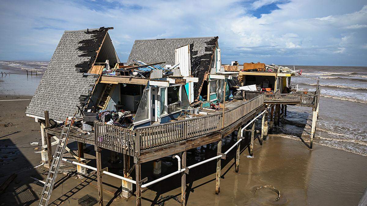 Casas dañadas por el huracan Beryl en la costa de Surfside Beach, Texas, el lunes 8 de julio de 2024.