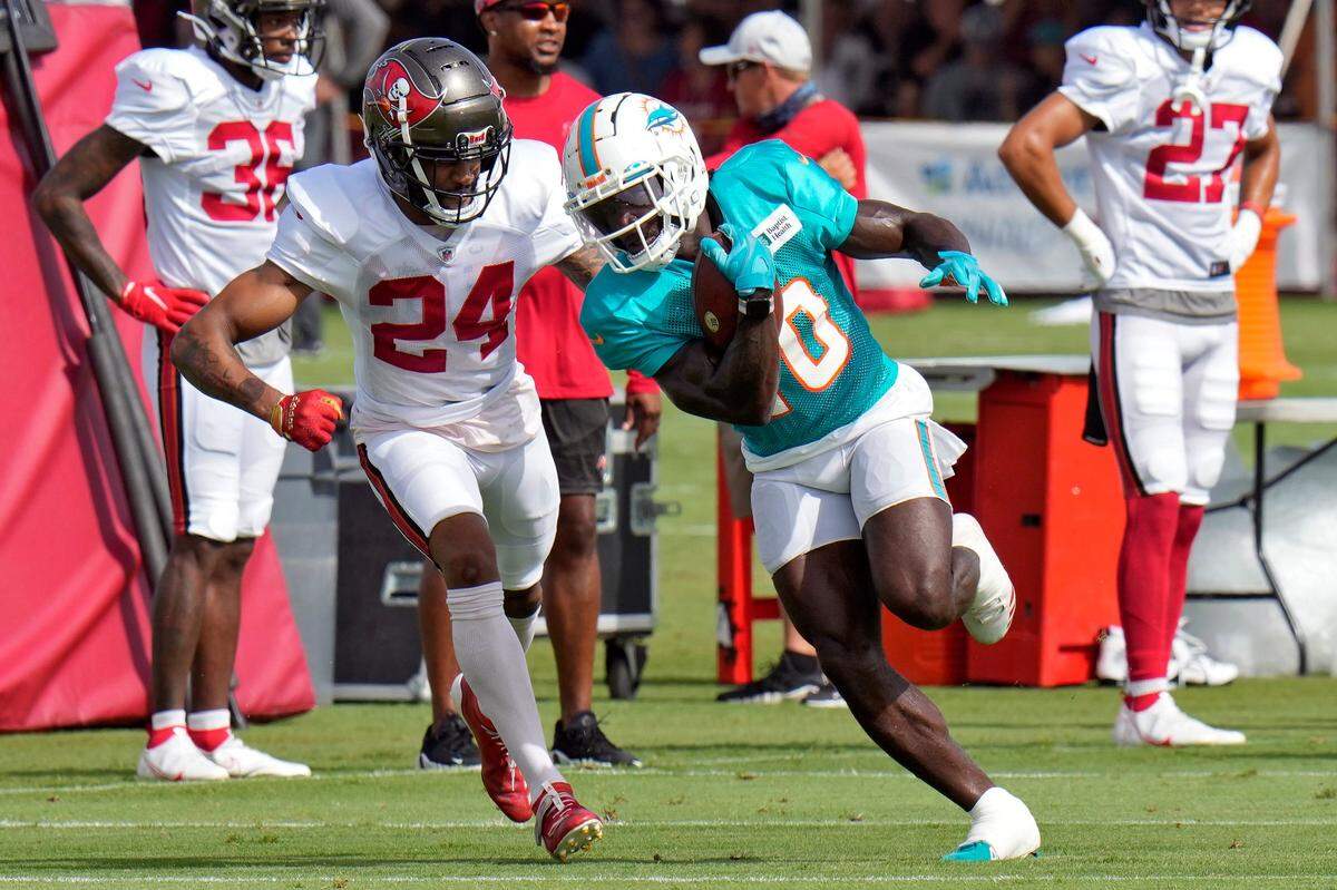 El wide receiver de los Dolphins Tyreek Hill (10) corre con el ovoide tras atrapar un pase en la práctica conjunta con los Buccaneers, celebrada el 10 de agosto de 2022 en Tampa, Florida.