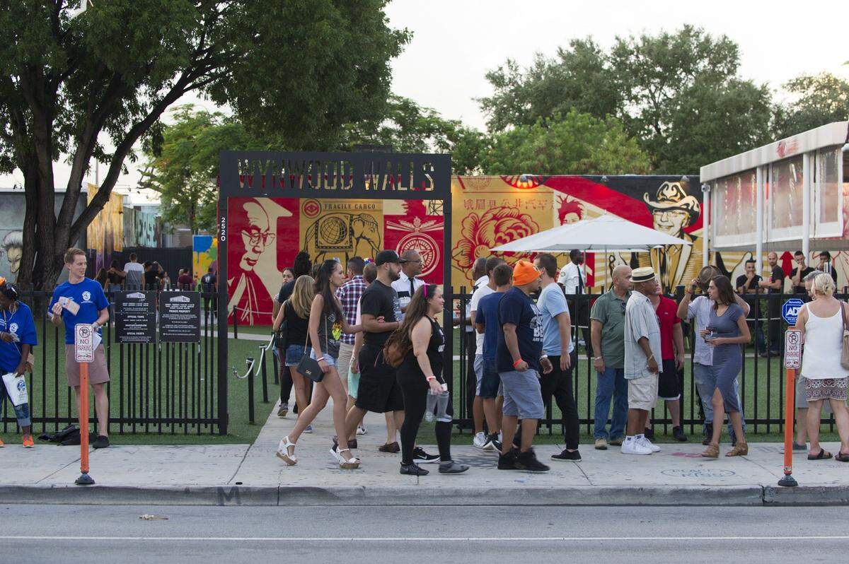 El Wynwood Art Walk se lleva a cabo el segundo sábado de cada mes, en la vital área de Wynwood, donde se reúnen los amantes de las artes.