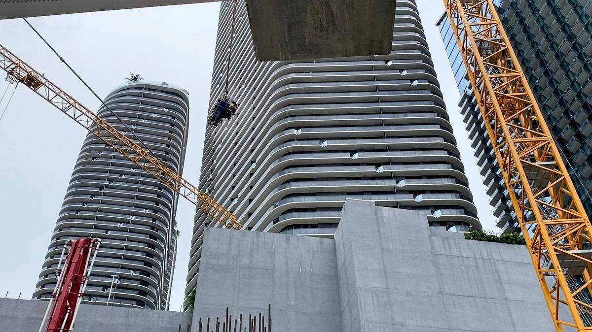 Captura de video del momento en que la unidad de Rescate de Incendios de la Ciudad de Miami transporta a uno de los obreros heridos en el accidente, ocurrido este miércoles 5 de agosto de 2020 en un sitio de construcción en Brickell Avenue.
