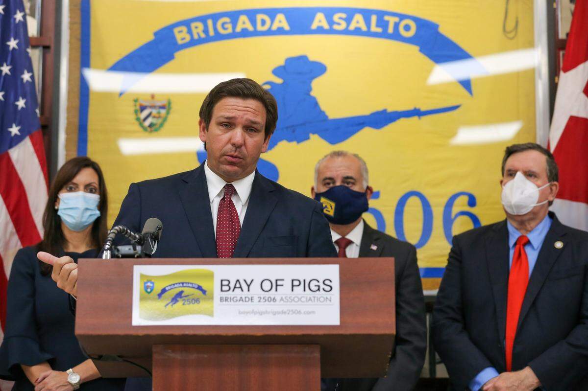 El gobernador de Florida, Ron DeSantis, habla durante una conferencia de prensa en la sede de los veteranos de Bahía de Cochinos Eli B. Cesar, de 84 años; Rigoberto Montesinos, de 82, y Raúl Vallejo, de 77, recibieron la vacuna contra el COVID-19 en el Museo y Biblioteca el lunes 8 de febrero de 2021.