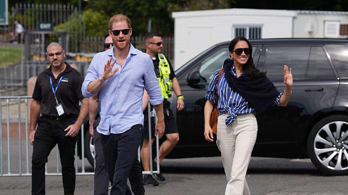 El príncipe Enrique, duque de Sussex, y Meghan, duquesa de Sussex, llegan a Man O’War Steps, junto a la Ópera de Sídney, antes de participar en una actividad de navegación con miembros de Invictus Australia en el puerto de Sídney, Australia, durante el cuarto día de su viaje oficial, el miércoles 17 de abril de 2026.