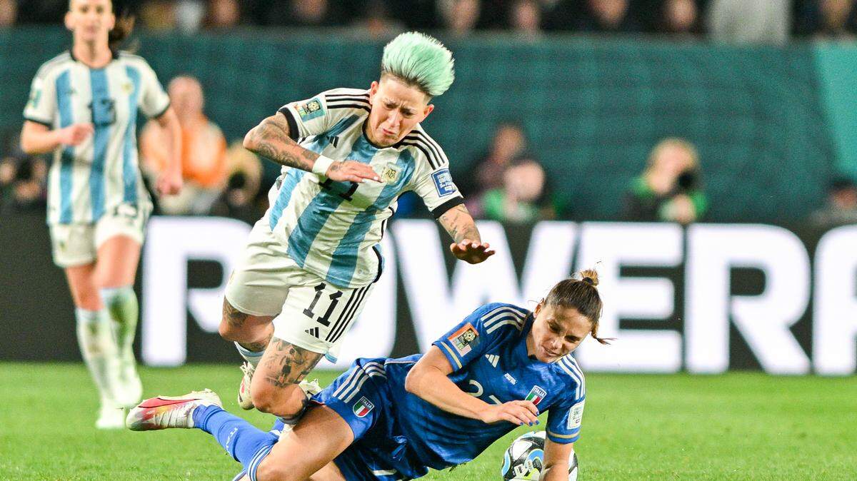 La delantera de la selección argentina Yamila Rodríguez (izq.) lucha por la pelota en el partido contra Italia en el Mundial femenino, celebrado el 24 de julio de 2023 en Auckland, Nueva Zelanda.