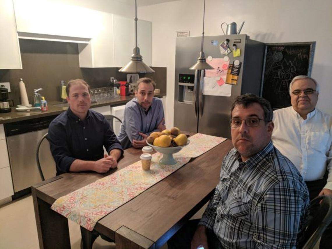 Los reporteros venezolanos (de izq. a der.) Joseph Poliszuk, Roberto Deniz, Alfredo Meza y Ewald Scharfenberg tuvieron que exliarse después que sus reportajes investigativos para el portal noticioso Armando.info los colocó en la mira del gobierno y los tribunales de Venezuela. Esta imagen fue tomada en Miami después que tuvieron que huir apresuradamente. Ahora manejan el portal desde Bogotá, Colombia.