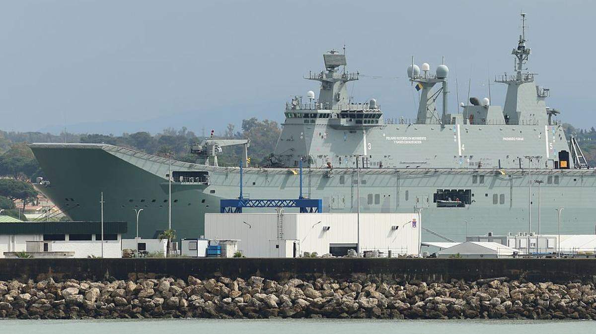 Un buque de la Armada de Estados Unidos atracado en la Base Naval de Rota el 4 de marzo de 2026 en Rota, Cádiz, España. Durante una reunión con el canciller alemán Friedrich Merz en la Casa Blanca el martes, el presidente estadounidense Donald Trump criticó a España por negarse a permitir que las fuerzas estadounidenses utilicen bases militares conjuntas en Rota y Morón para lanzar ataques contra Irán. Como resultado, Trump amenazó con cortar todo comercio con España.