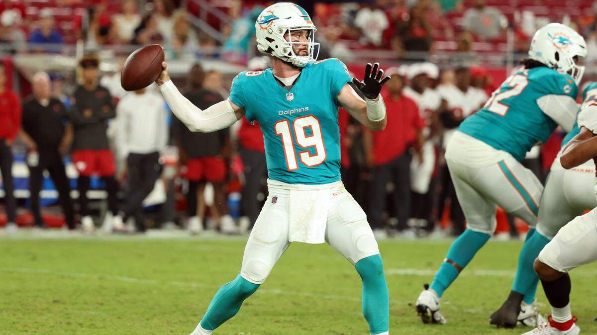 El quarterback de los Dolphins, Skylar Thompson (19), lanza el ovoide ante los Buccaneers, durante la segunda mitad del partido celebrado el 23 de agosto de 2024 en Tampa, Florida.