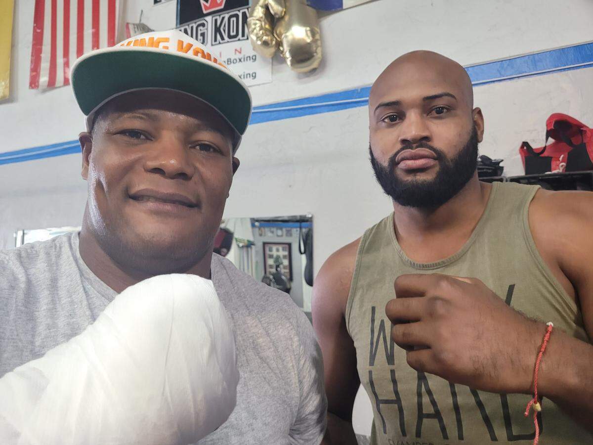 Luis Ortiz (izq.) recuerda cuando Ricardo Luis Agüero Mora era apenas un chico. Fue el King Kong cubano quien convenció a la familia del joven para que comenzara a practicar boxeo en la provincia de Camagüey.