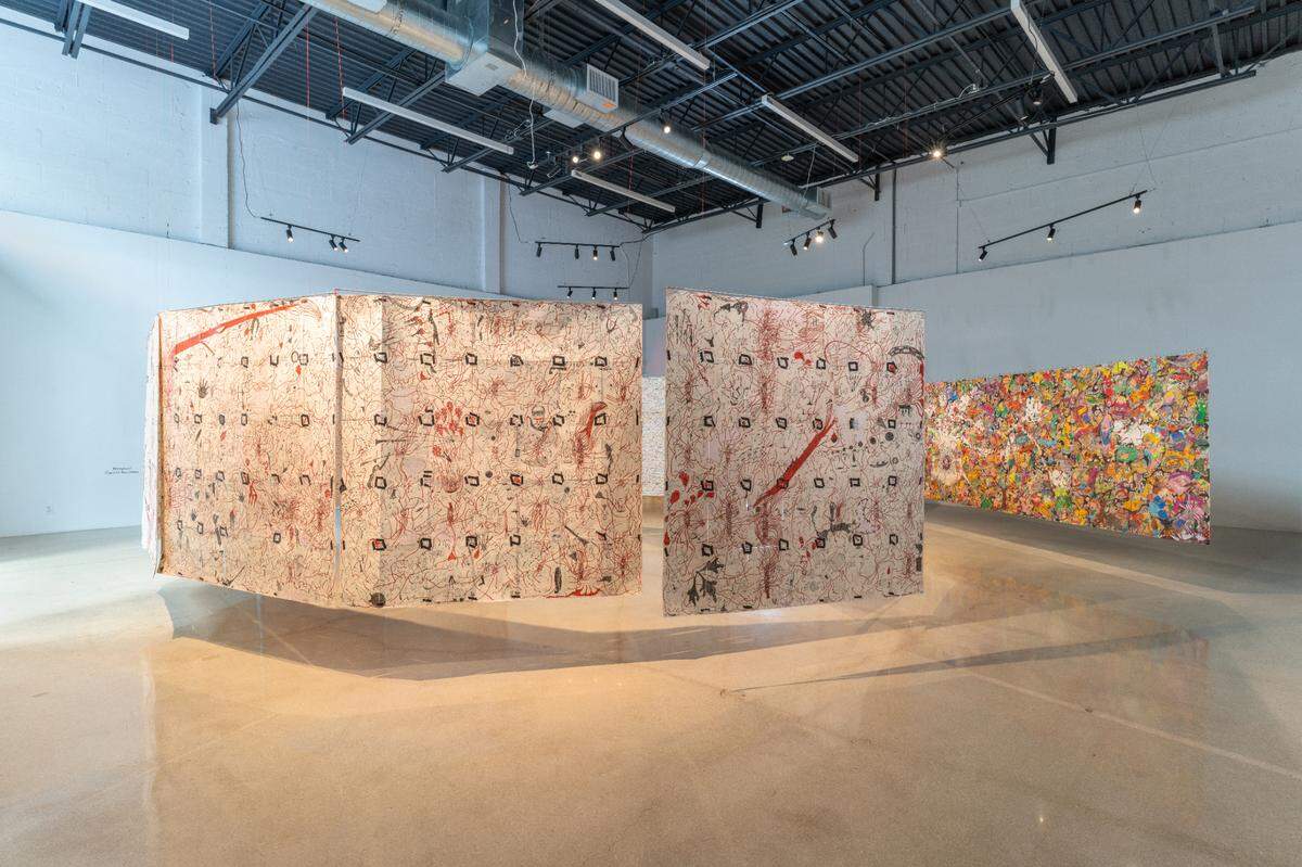 ‘PERPETUAL narcoCALENDAR’, 2022-2023, de Camilo Restrepo. Tinta, papel de periódico, pasteles de cera solubles en agua, cinta adhesiva y pega sobre papel, 58 1/4 x 694 1/2 pulgadas.