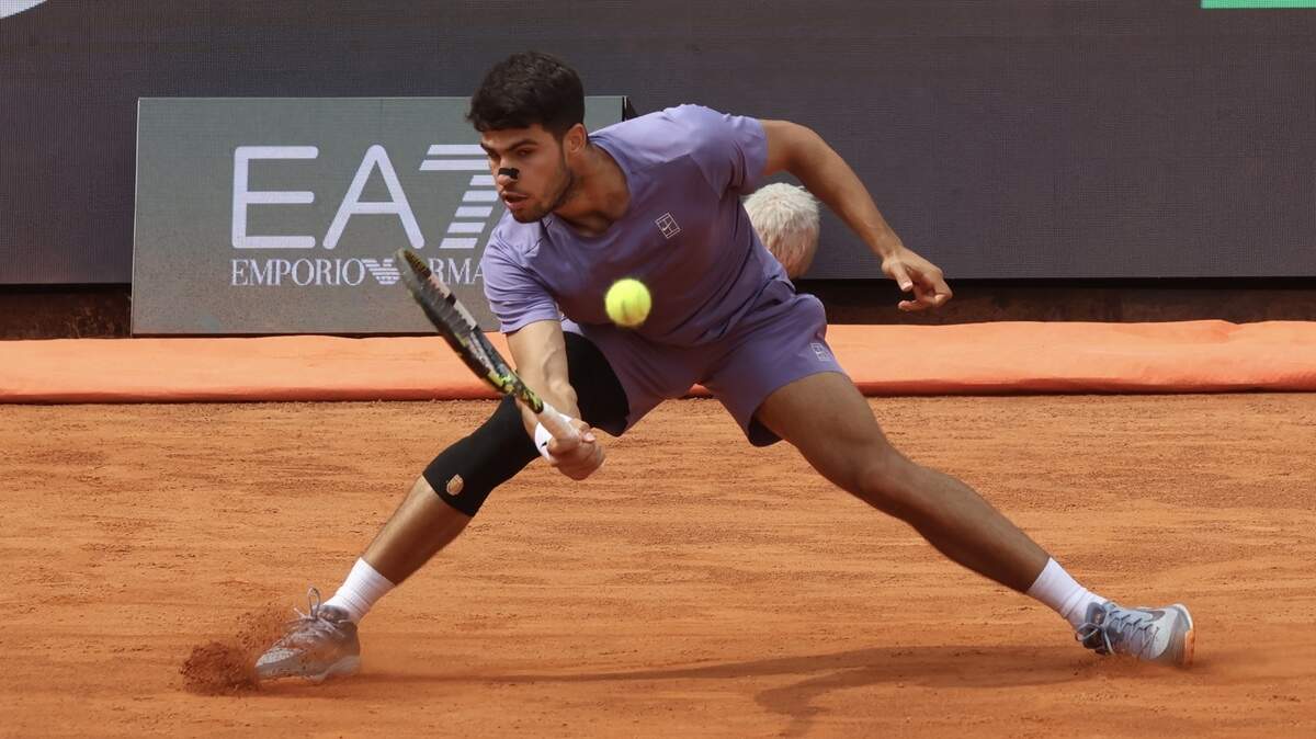 Carlos Alcaraz se clasificó para las semifinales del Masters 1000 de Roma tras ganar por un doble 6-4 al británico Jack Draper, este miércoles en el Foro Itálico de la capital italiana.