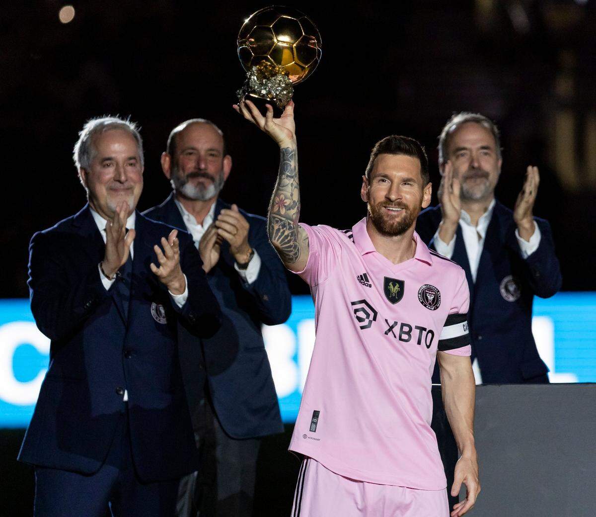 El Inter Miami homenajeó a Lionel Messi este viernes en Fort Lauderdale con una ceremonia de reconocimiento por su octavo Balón de Oro, justo antes de un amistoso ante el New York City, y el argentino prometió más alegrías para el conjunto rosanegro en el futuro.
