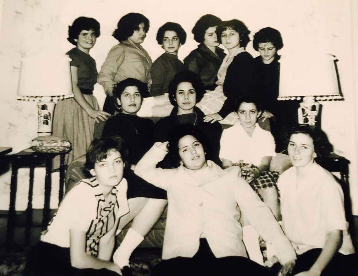 Las jóvenes cubanas del éxodo de Pedro Pan que fueron a la escuela St. Joseph Villa, en Richmond, Virginia. De izq. a der., última fila: Sofía Geno, Elita Sotorrio Vázquez, Norma Barquet, Luisa Duarte, Marta Aguado, Georgina Fernández. Segunda fila: Aida Barquet, María Luisa Mesa Martínez, Ana Elisa Garcia Jones. Primera fila, Mercedes Méndez Agraz, Charito García Izquierdo y Gemma Díaz.