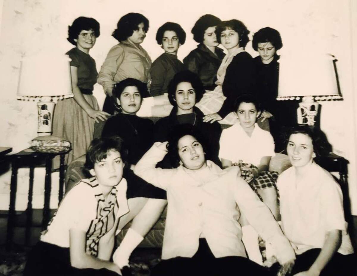 Las jóvenes cubanas del éxodo de Pedro Pan que fueron a la escuela St. Joseph Villa, en Richmond, Virginia. De izq. a der., última fila: Sofía Geno, Elita Sotorrio Vázquez, Norma Barquet, Luisa Duarte, Marta Aguado, Georgina Fernández. Segunda fila: Aida Barquet, María Luisa Mesa Martínez, Ana Elisa Garcia Jones. Primera fila, Mercedes Méndez Agraz, Charito García Izquierdo y Gemma Díaz.