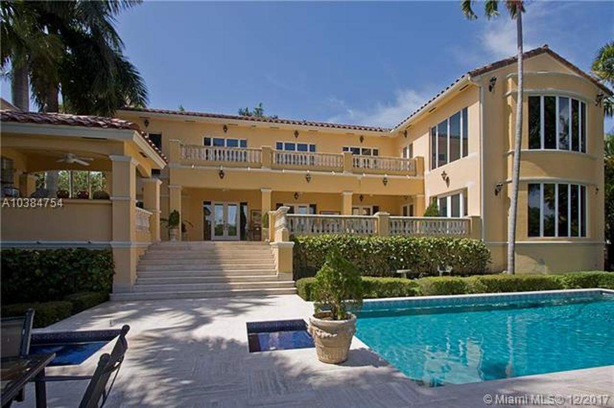 La nueva residencia de Luis Fonsi y su esposa Águeda en Cocoplum tiene siete cuartos y seis baños, techo catedral, pisos de mármol y un muelle para barcos con acceso al canal para salir a la Bahía de Biscayne.
