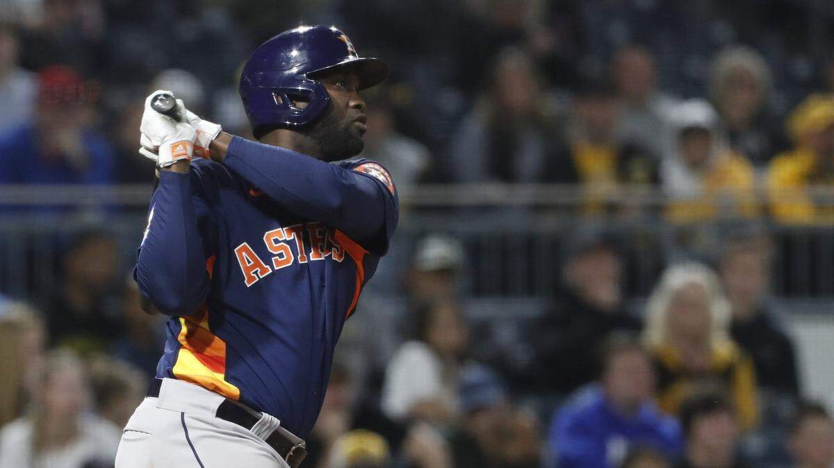 Yordan Álvarez bateó tres hits y llevó su total de remolcadas a 16 para liderar las Grandes Ligas al empujar dos carreras en la victoria 8-2 el lunes de los Astros de Houston frente a los Piratas de Pittsburgh.
