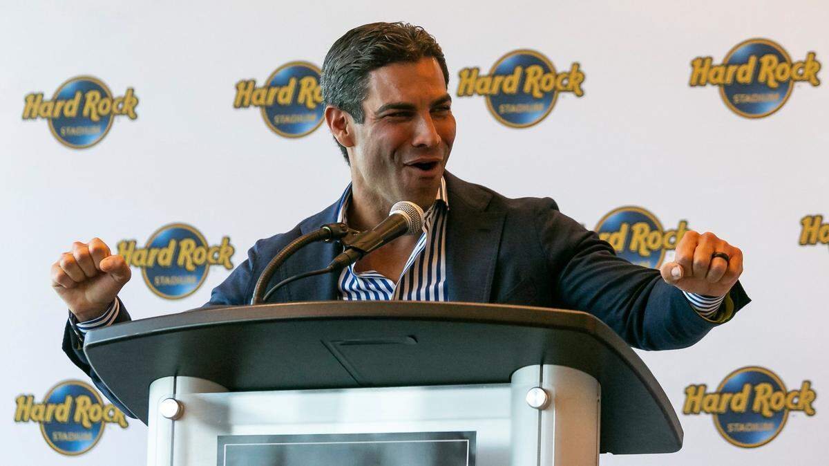 El alcalde de la ciudad de Miami, Francis Suárez, habla durante una conferencia de prensa dentro del Hard Rock Stadium el viernes 17 de junio de 2022 en Miami Gardens, Florida. La conferencia de prensa se llevó a cabo un día después de que se anunciara que Miami y el Hard Rock Stadium albergarían juegos. durante la Copa Mundial de la FIFA 2026.
