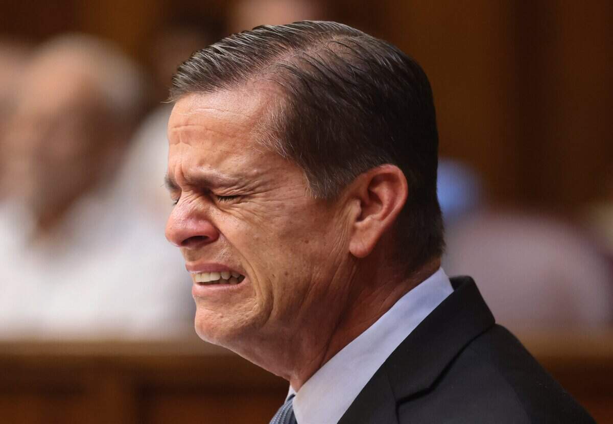 George Pino rompe a llorar mientras los abogados presentan sus alegatos iniciales en el juicio en su contra, el lunes 8 de junio de 2026. Pino está acusado de homicidio en accidente de embarcación y homicidio involuntario en relación con un choque de barco ocurrido el 4 de septiembre de 2022, en el que falleció Lucy Fernández, de 17 años.