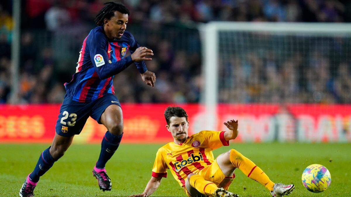 El jugador de Barcelona Jules Kounde (izq.) lucha por la pelota con Toni Villa, de Girona, en el partido celebrado el 10 de abril de 2023 en Barcelona.