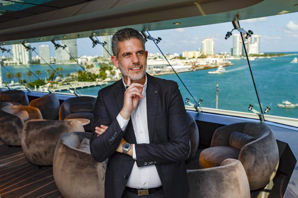 El vicepresidente ejecutivo Neil Palomba contempla el horizonte de Miami durante su visita al nuevo Yacht Club Top Sail Lounge, a bordo del MSC Poesia, atracado en PortMiami, en Miami, Florida, el miércoles 22 de abril de 2026.