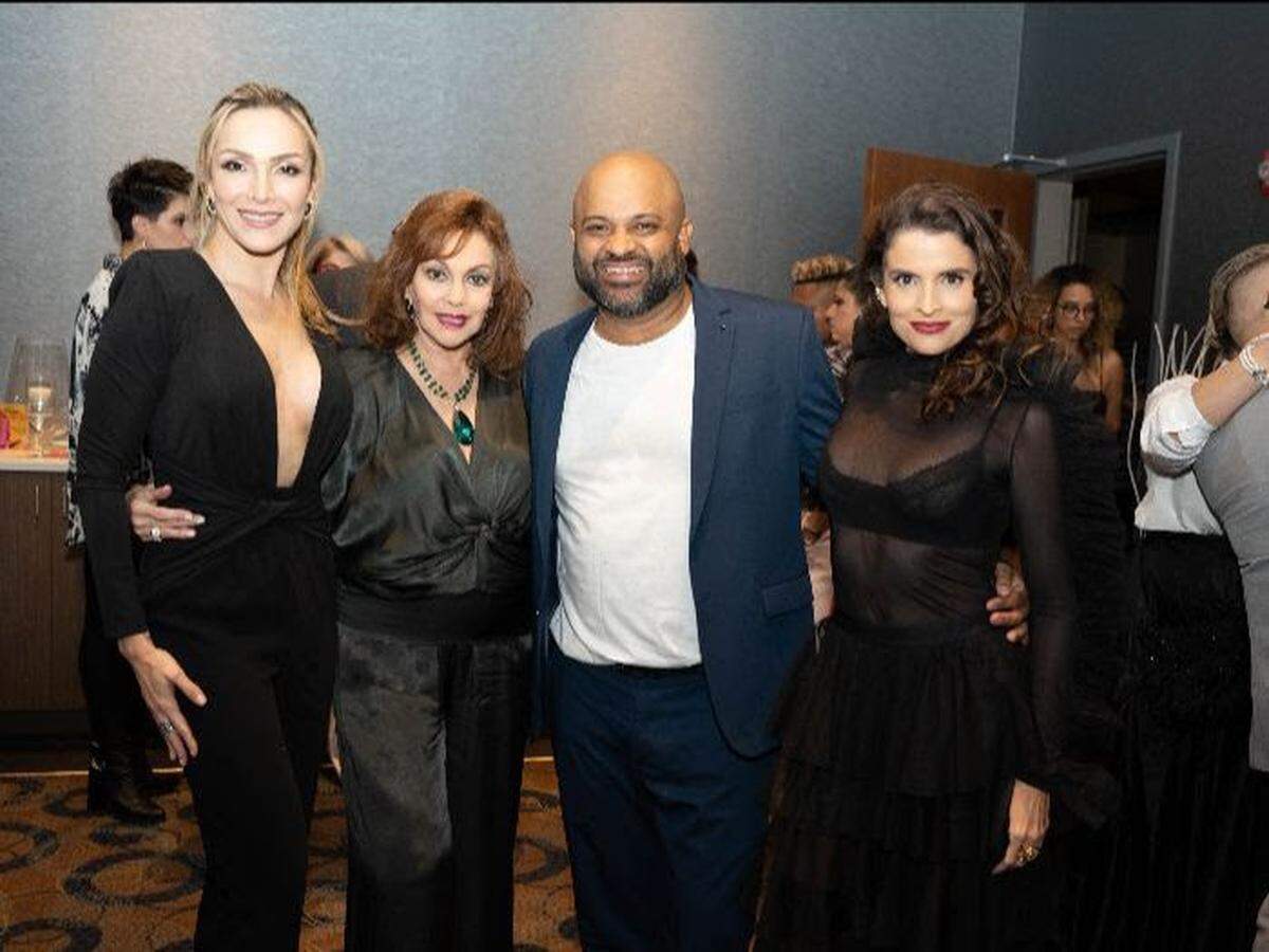 El director Manuel Mendoza junto al trío que inaugurará la temporada de ‘Los monólogos de la vagina’. Desde la izquierda: Fabiola Colmenares, Lupita Ferrer y Daniela Bascopé