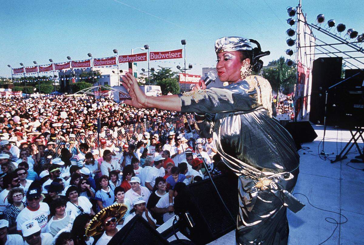 Celia Cruz canta en un festival de la Calle Ocho en Miami, en 1989. Foto: CM Guerrero