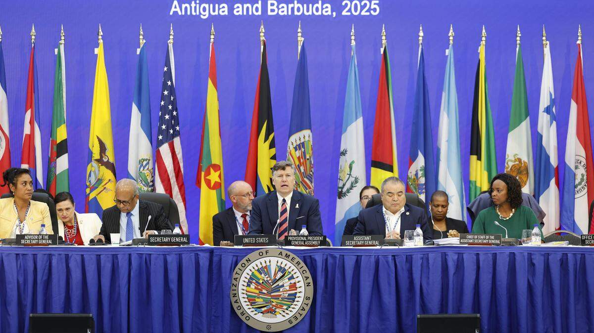 El secretario general de la Organización de los Estados Americanos (OEA), Albert Ramdin (2i), el subsecretario de Estado de Estados Unidos, Christopher Landau (c), y el asistente del secretario general de la OEA, Néstor Méndez, asisten a la primera sesión plenaria de la 55ª Asamblea General de la OEA este jueves, 26 de junio de 2025, en Saint John’s, Antigua y Barbuda.