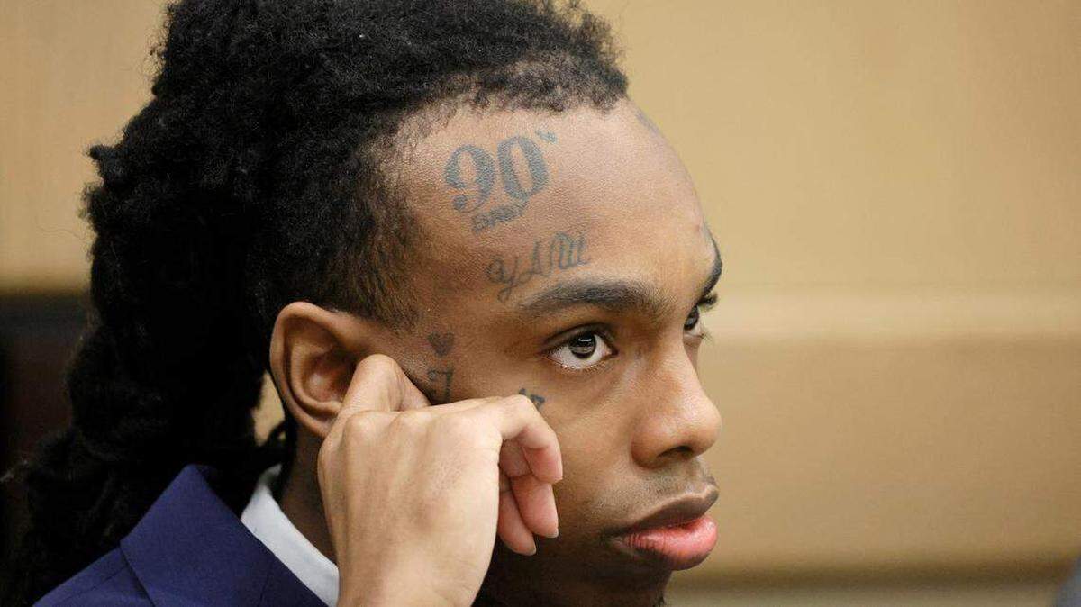 Jamell Demons, más conocido como el rapero YNW Melly, aparece en la mesa de la defensa durante los alegatos finales de su juicio en el Tribunal del Condado Broward en Fort Lauderdale el jueves 20 de julio de 2023. Demons, de 22 años, está acusado de asesinar a dos músicos y de conspirar para simular un tiroteo desde un vehículo en octubre de 2018.