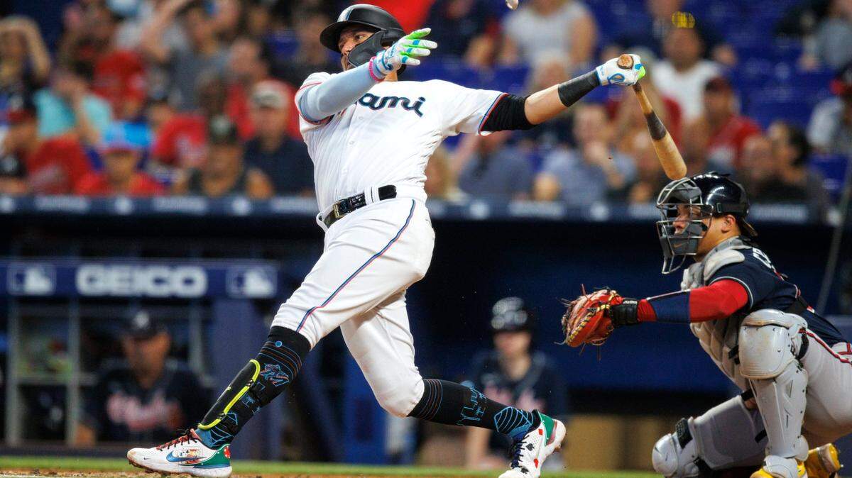 El campocorto Miguel Rojas (11) impulsó la carrera de los Marlins contra los Bravos en el LoanDepot Park el domingo 14 de agosto de 2022 en Miami, Florida.