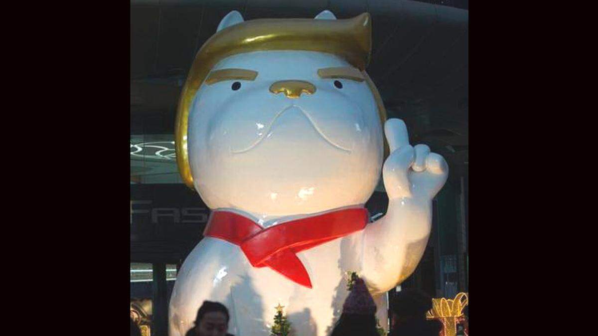 La escultura gigante erigida en Taiyuan representa una especie de bulldog blanco, sentado sobre sus patas traseras, con la mueca característica del multimillonario neoyorkino. AFP