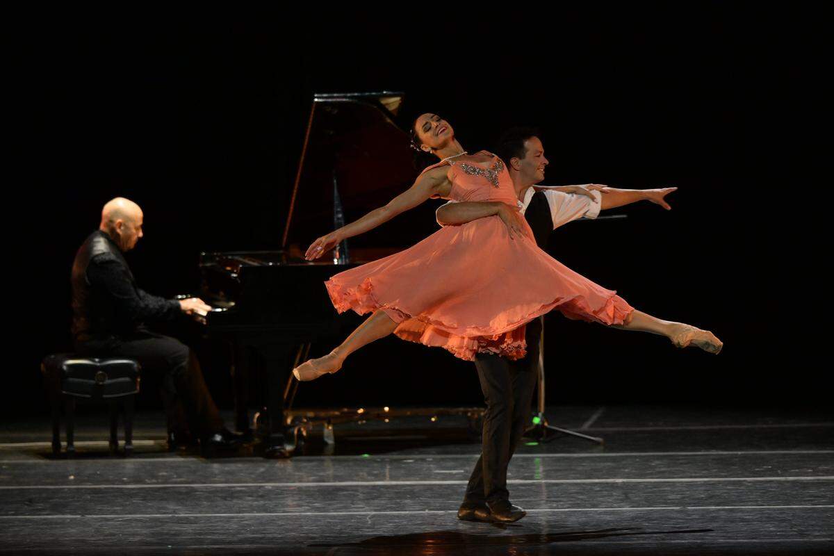 Marize Fumero y Arionel Vargas, del Milwaukee Ballet con Isaac Rodríguez (en el piano), en “Musetta’s Waltz”.