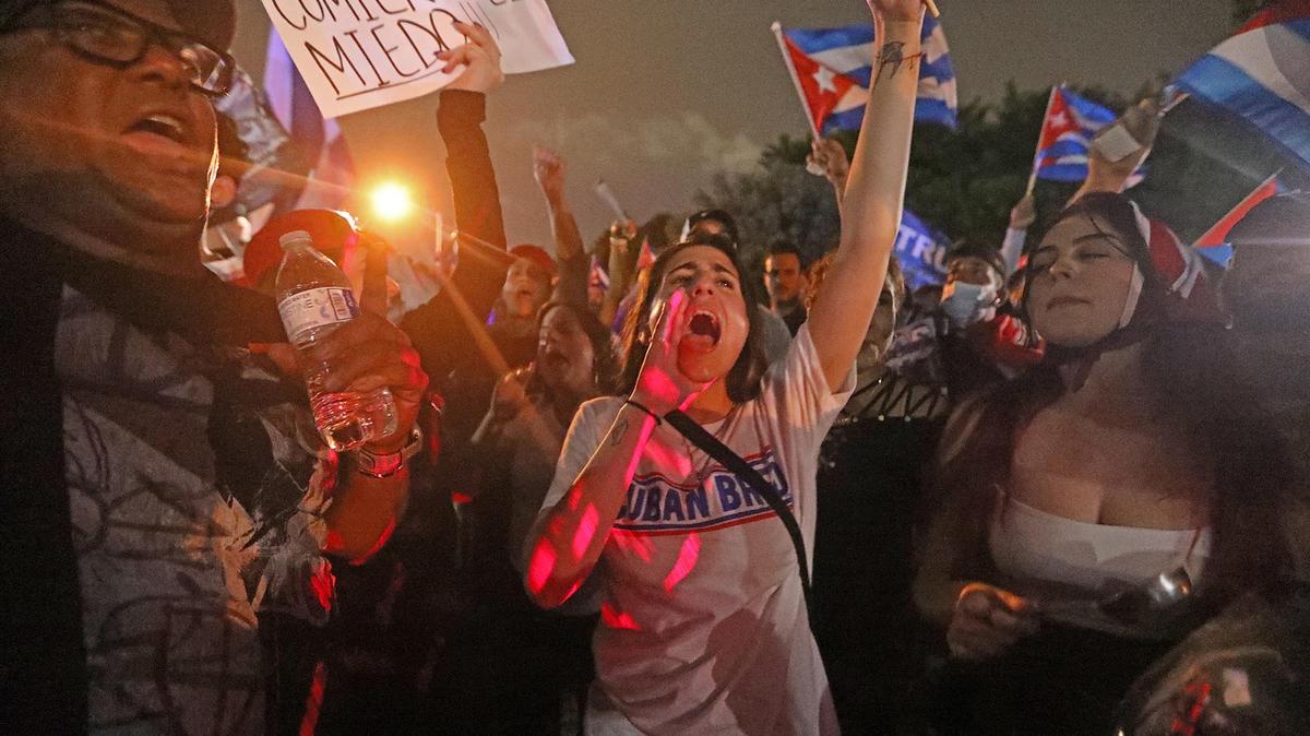 Manifestantes en apoyo a las personas que protestan contra el gobierno en Cuba protestan en el Comando Sur de Estados Unidos en Doral el martes 13 de julio de 2021.