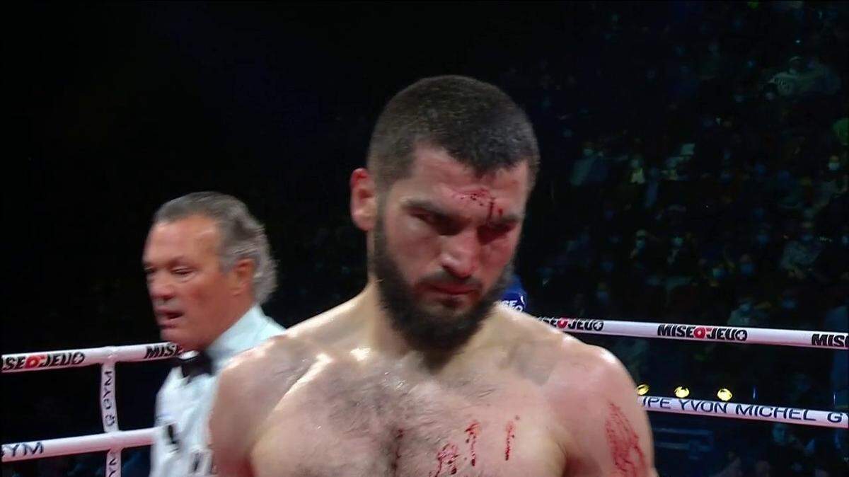 El ruso Artur Beterbiev sobrevivió a una horrible cortada en plena frente para vencer a Marcus Browne en la categoría de las 175 libras y apuntarse a la ruleta rusa de Saul “Canelo’‘ Alvarez
