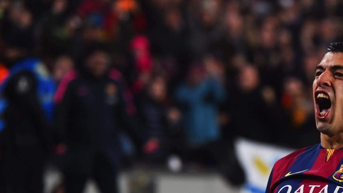 Luis Suarez del Barcelona celebra su segundo gol durante el partido de Liga entre el FC Barcelona y el Real Madrid en el Camp Nou el 22 de marzo de 2015, de Barcelona, España. 