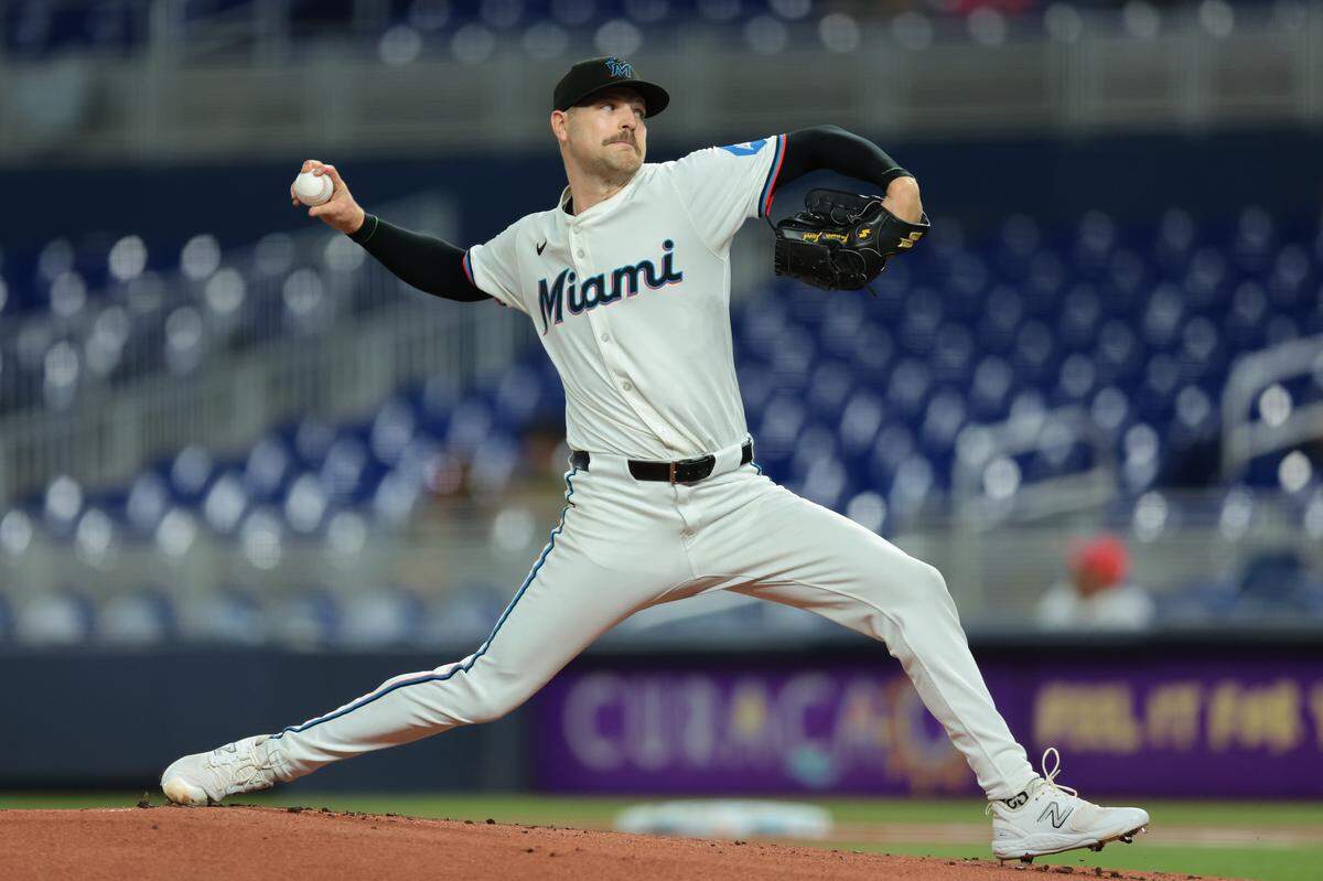 El abridor de los Marlins Janson Junk lanza en el primer inning del partido ante los Nacionales de Washington, celebrado el 8 de septiembre de 2025 en Miami.