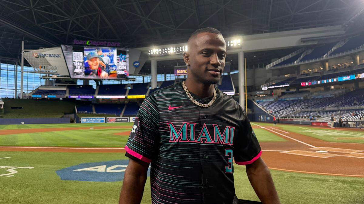 El cubano Adeiny Hechavarría lanzó el miércoles la primera bola en el partido de los Marlins ante los Nacionales de Washington en Miami.
