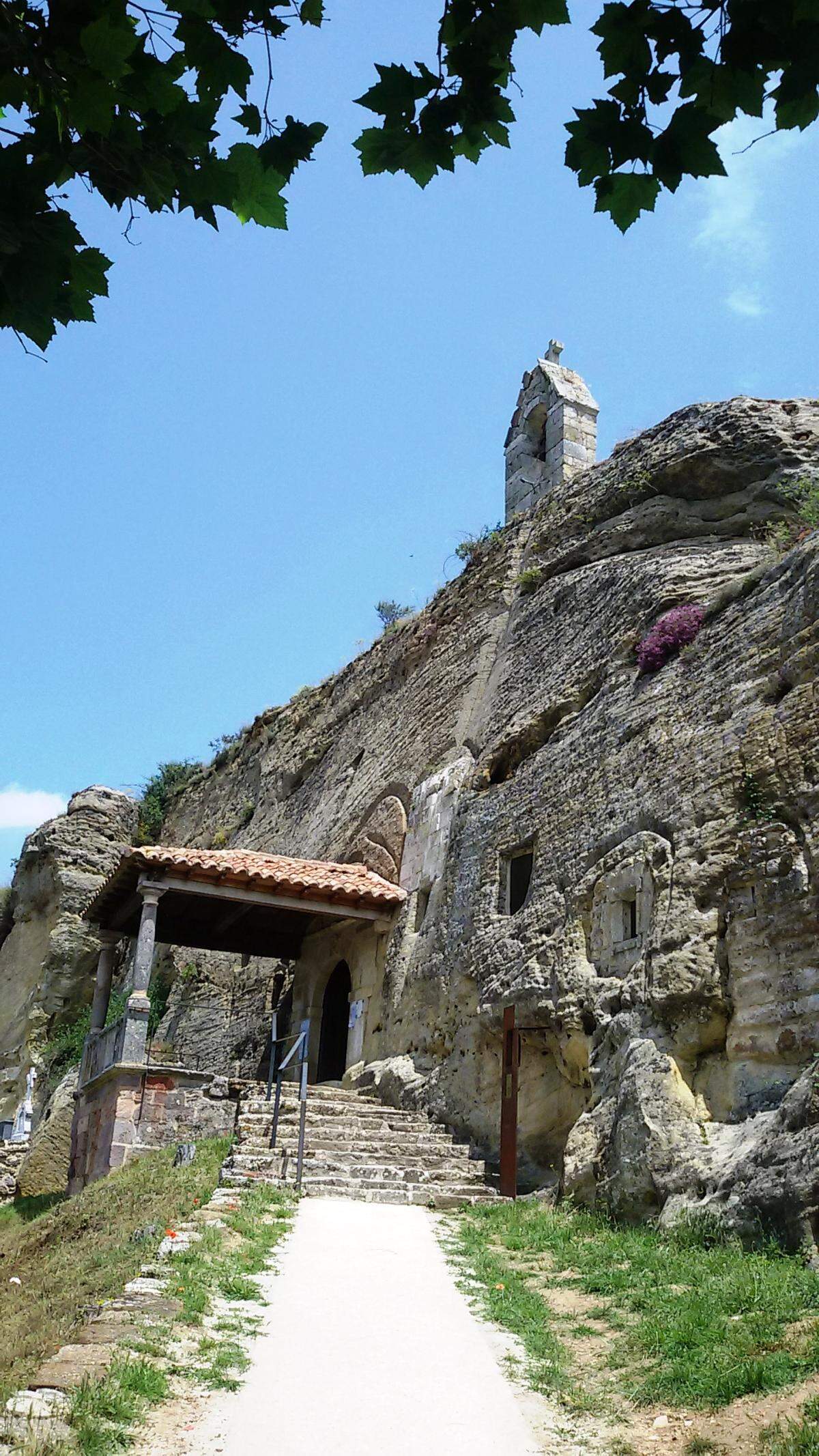 Exterior iglesia eremita de Olleros de Pisuerga.